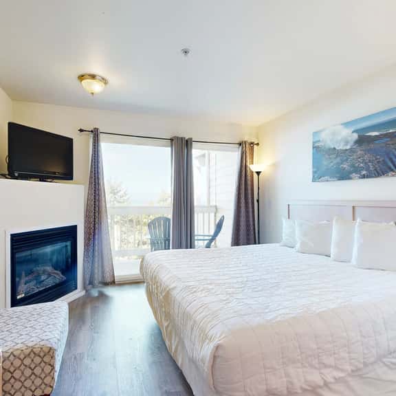 Dog Friendly Suite with Ocean Views Balcony Free WiFi and Nearby Beach Access - Image 1