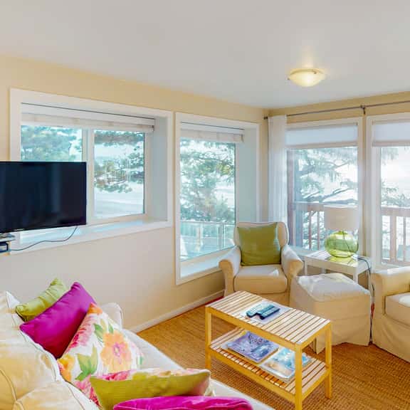 Perfect oceanside getaway with magnificent ocean views and beach nearby - Image 1