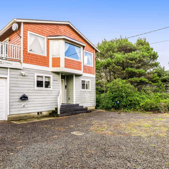 Dog friendly Home with Deck and Enclosed Yard Near Beach Access - Image 1