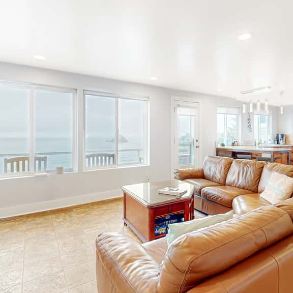 Beautiful and dog friendly ocean views with a private patio - Image 1