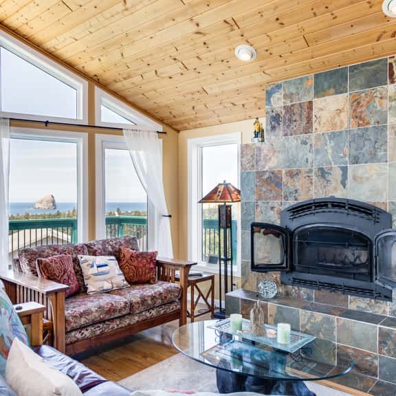 Bright and open hillside home with sprawling ocean views - Image 1