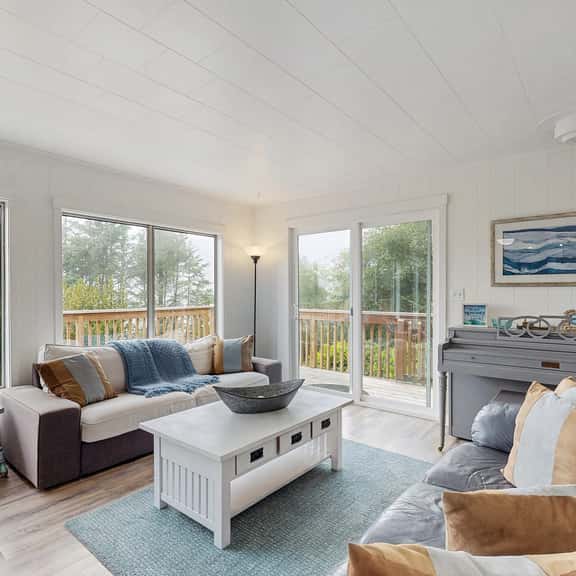 Spacious dog friendly home with ocean views full kitchen washer and dryer - Image 1