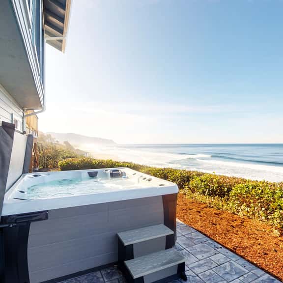 Oceanfront house with Pool table and private hot tub overlooking the ocean - Image 1
