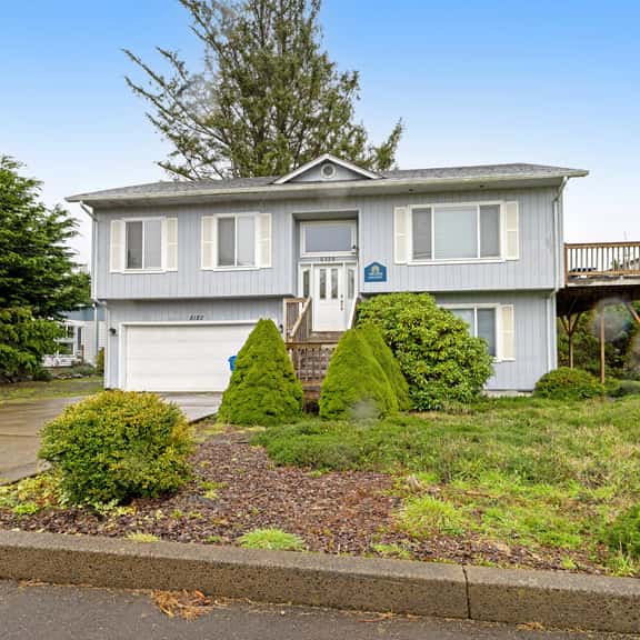 Spacious House with Partial Ocean Views Quiet Location and Two Living Rooms - Image 1