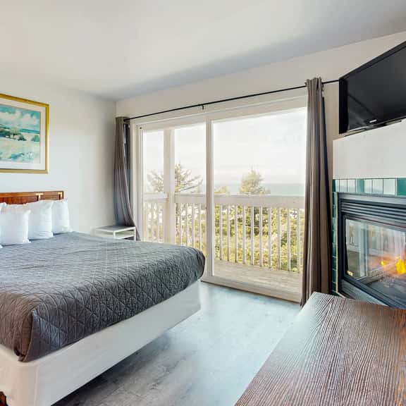 Upper Level Oceanview Studio Near the Beach Free WiFi Dogs Welcome - Image 1