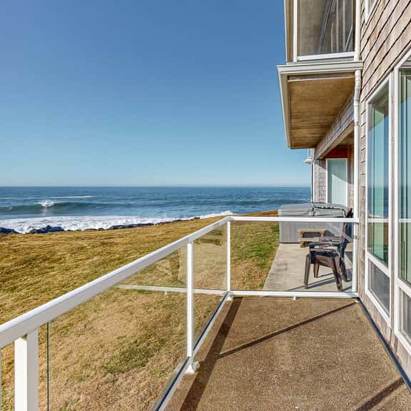 Luxury Waterfront Condo with Shared Hot Tub Pool and Ocean Views - Image 1