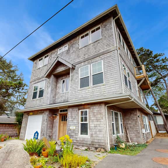 Dog friendly Neskowin Village home with ocean views private hot tub and patio - Image 1