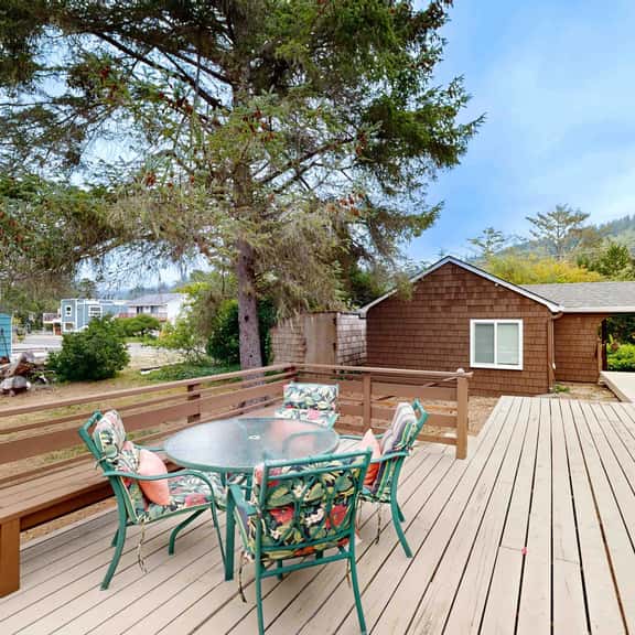 Cozy Coastal Cottage - Image 1