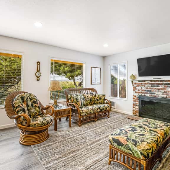 Oceanfront home with sunny deck WiFi and washer dryer - Image 1
