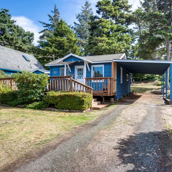 Cottage near the beach perfect for a couple with deck grill and fireplace - Image 1