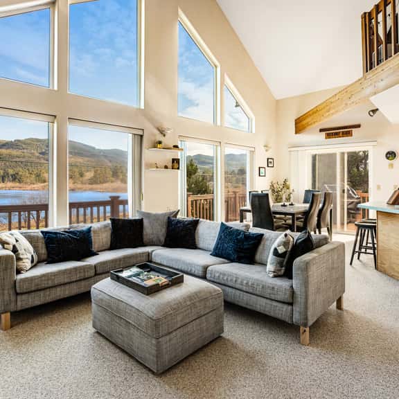 Lake view getaway steps from beach with WiFi and private washer dryer - Image 1