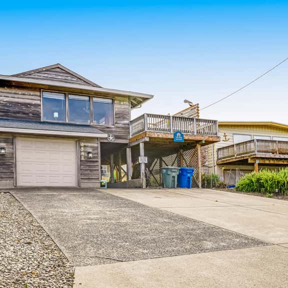 Spacious Coastal Retreat Walk to Beach with Hot Tub and Dog Friendly - Image 1