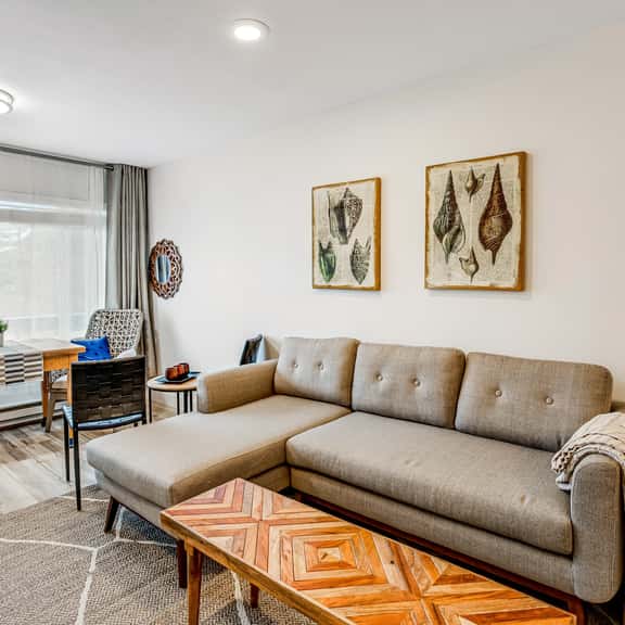 Vibrant polished condo with oceanfront views patio and with easy beach access - Image 1