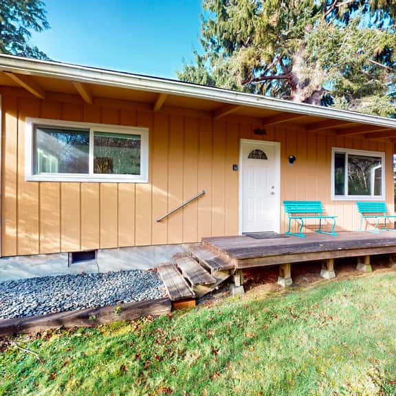 Cozy home in peaceful neighborhood near park beach shops and restaurants - Image 1