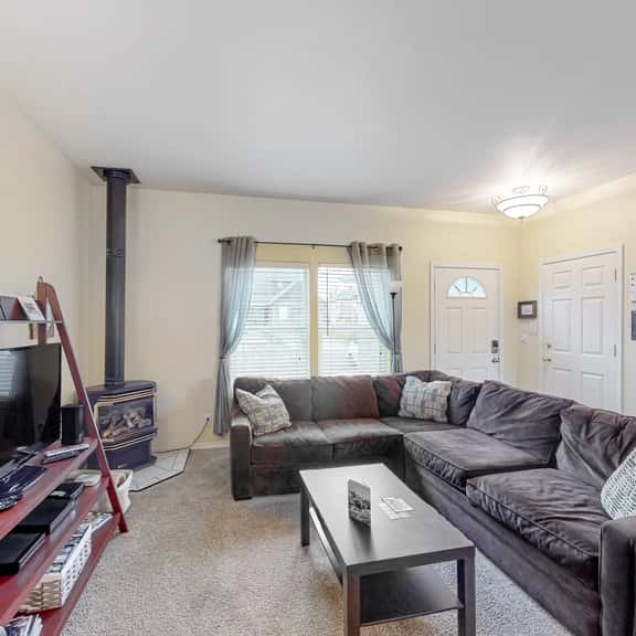 Comfortable home close to beach with deck and game room close to town - Image 1