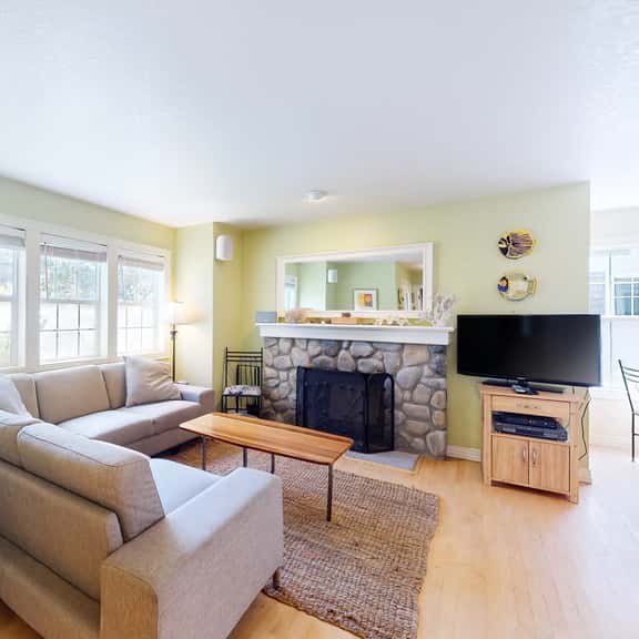 Dog friendly beach house with private hot tub free WiFi game room and ocean views - Image 1