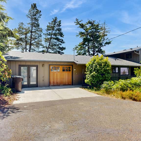 Bay view dog friendly home with a pool table and children s items - Image 1