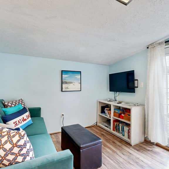 Charming house with full kitchen and yard near the beach dogs OK - Image 1