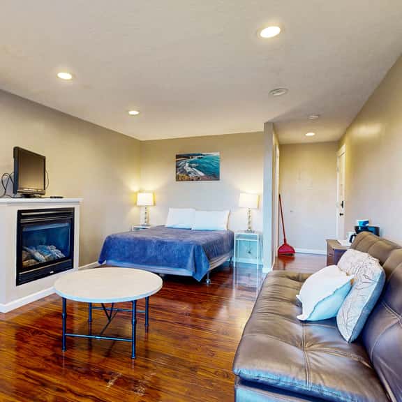 Dog Friendly Studio with Private Balcony Miles of Beach just Steps Away - Image 1