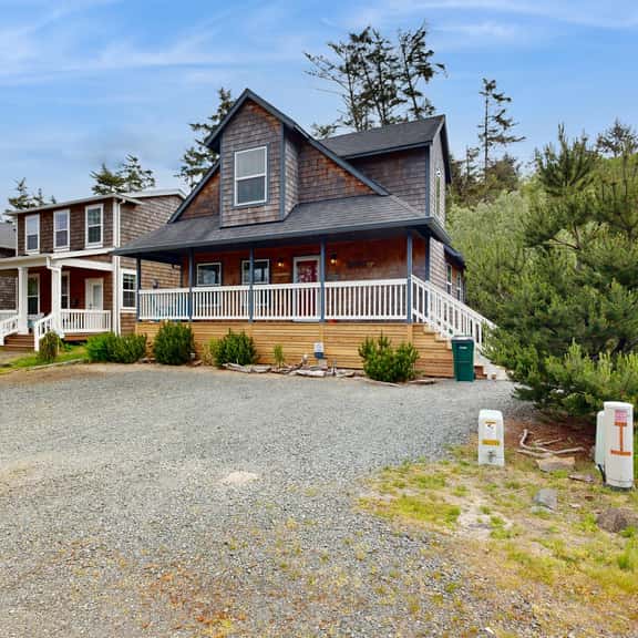 Charming home near coast with firepit deck front porch - Image 1