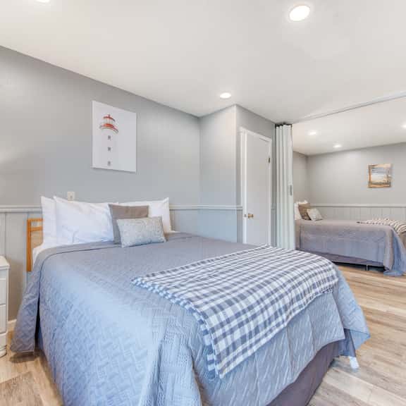 Two Dog Friendly Studios with Full Kitchen and Kitchenette Walk to the Beach - Image 1