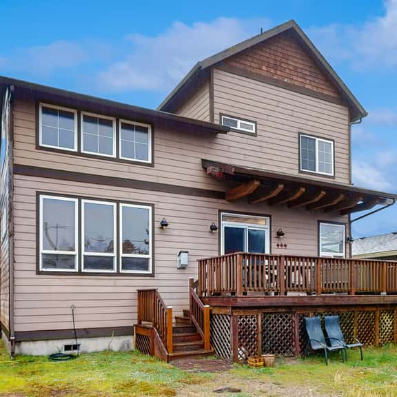 Family friendly home with private hot tub fireplace and BBQ close to beach - Image 1