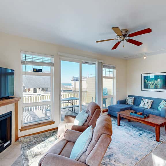 Dog friendly townhouse with WiFi across street from beach with ocean views - Image 1
