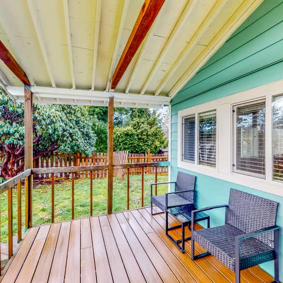 Renovated dog friendly cottage with a covered porch deck yard and washer dryer - Image 1