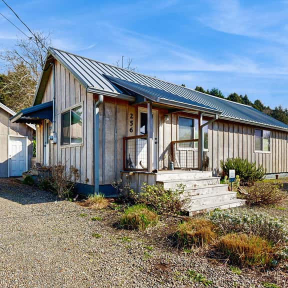 Classic Beach House with Firepit Full Kitchen Fenced Yard Dogs Welcome - Image 1