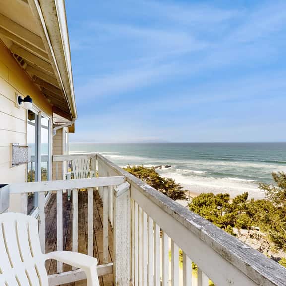 Dog Friendly Studio with Ocean Views WiFi Short Walk to the Beach - Image 1