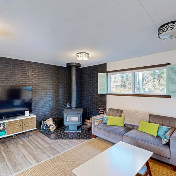 Coastal Paradise Awaits Spacious Retreat with Firepit and Entertainment - Image 1