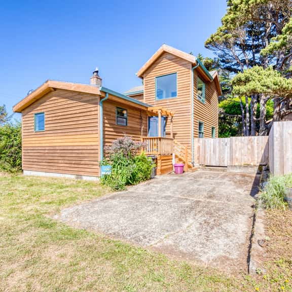 Dog friendly house near beach with hot tub fireplace enclosed yard full kitchen - Image 1