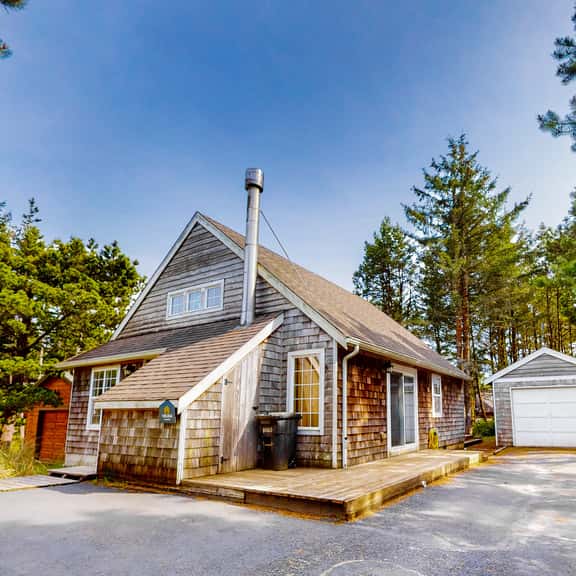 Charming Beach House with Unique Decorations and Nearby Beach Access - Image 1