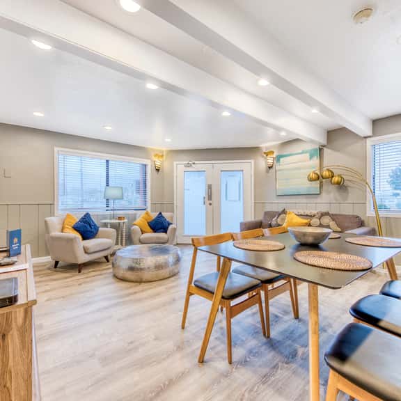 Deluxe Dog Friendly Room with full kitchen near the beach and downtown - Image 1