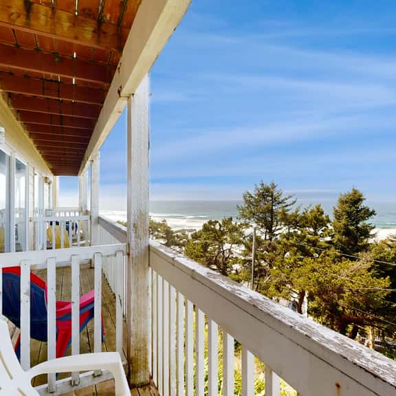 Dog Friendly Studio with Free WiFi Ocean Views and Easy Beach Access - Image 1
