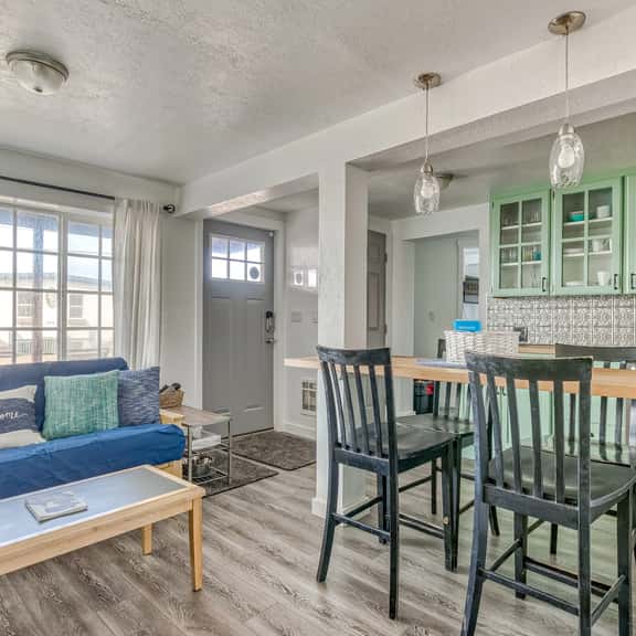 Ground floor condo 1 block from the beach with private patio dog friendly - Image 1