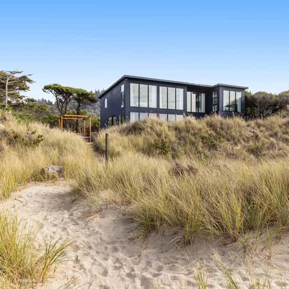 Beachfront designer paradise with amazing ocean view hot tub and shuffleboard - Image 1