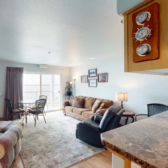Historic Taft District condo with dazzling bay views fireplace and washer dryer - Image 1