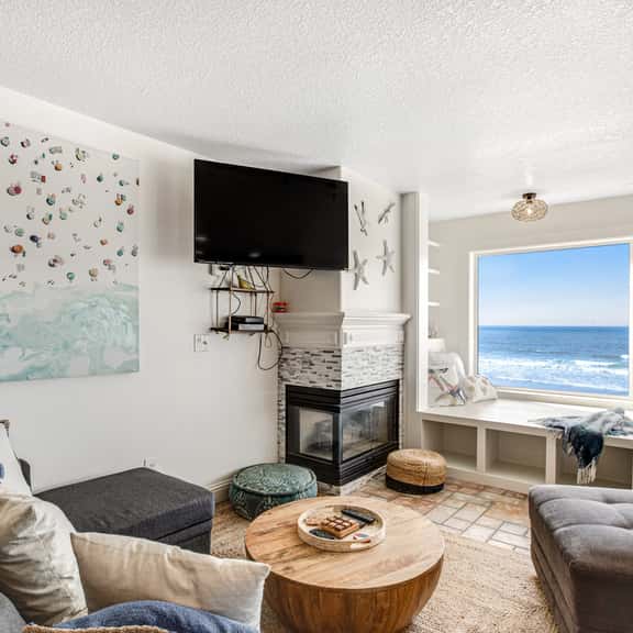 Spacious oceanfront home with patio and private hot tub dog friendly - Image 1