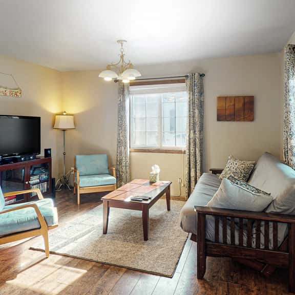 Dog Friendly Cottage with Deck WiFi and Washer Dryer Near Beaches Clamming - Image 1