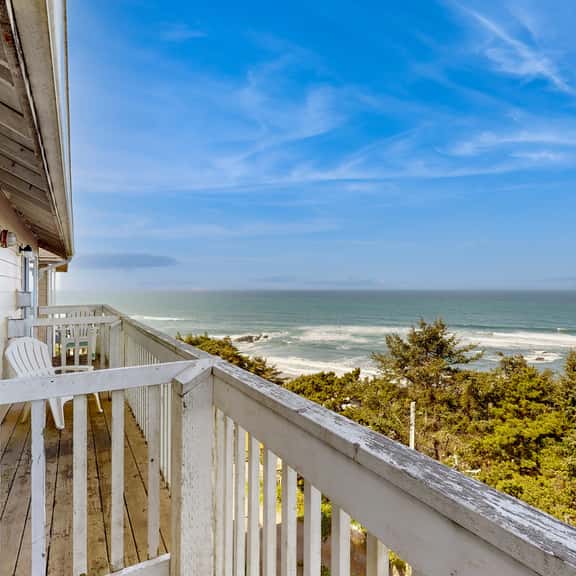 Dog Friendly Studio with Ocean Views WiFi and Nearby Beach Access - Image 1
