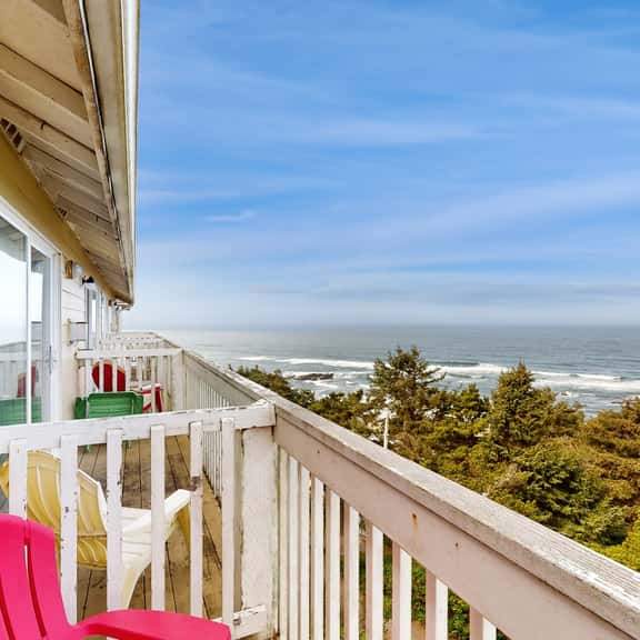 Upper Level Studio with Balcony Dog Friendly and Great Ocean Views - Image 1