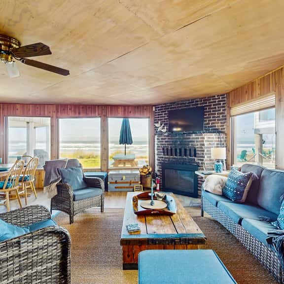 Dog friendly oceanfront house with sweeping ocean views and wood burning fireplace - Image 1