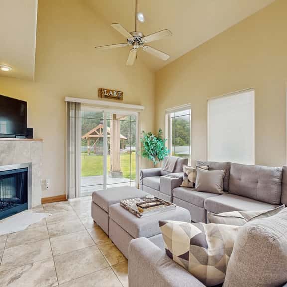 Lakefront end townhouse with kayaks and fishing dock walk to beach dogs welcome - Image 1