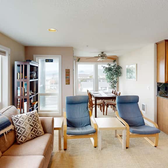 Modern Condo with Gorgeous Views Balcony and WiFi Quick Walk to Beach - Image 1