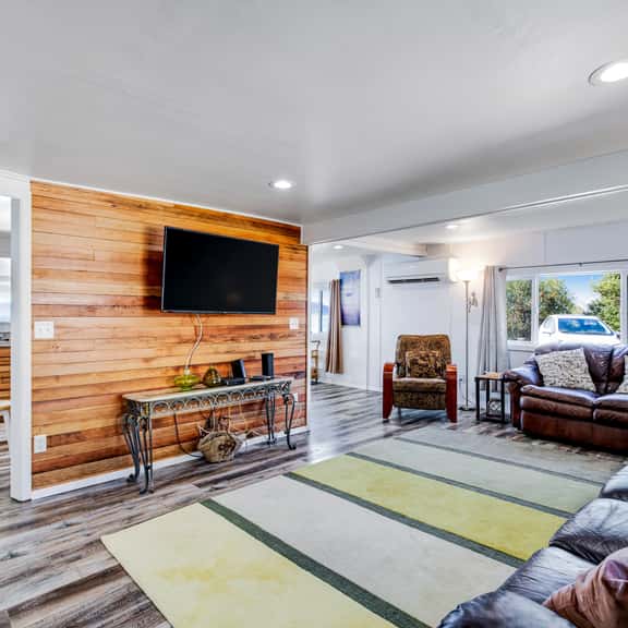 Gorgeous home overlooking the bay near a boat launch dog friendly - Image 1