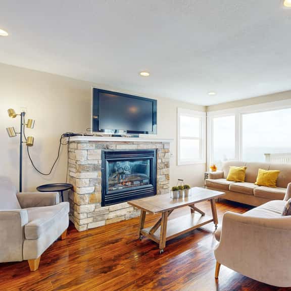 Huge Renovated Condo with Ocean Views and Nearby Beach Access Dog Friendly - Image 1
