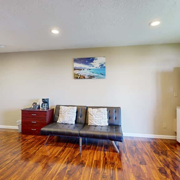 Upper Level Studio WiFi Close to Beach Access Dogs Welcome - Image 1