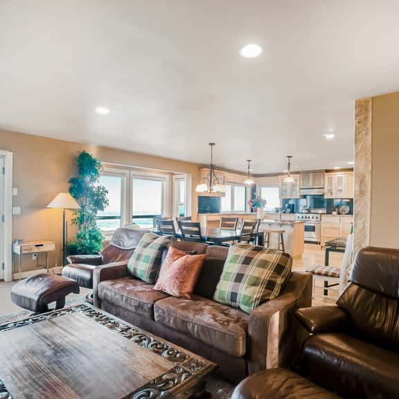 Stunning Oceanfront Retreat with Full Kitchen Private Hot Tub High Speed WiFi - Image 1