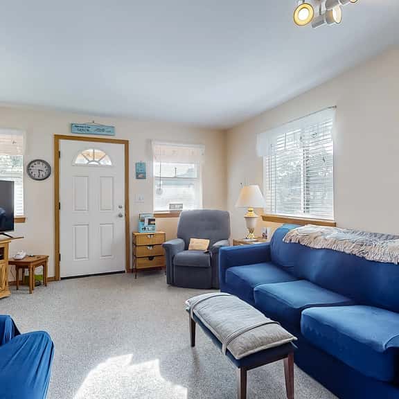 Charming house with tranquil setting near the beach - Image 1